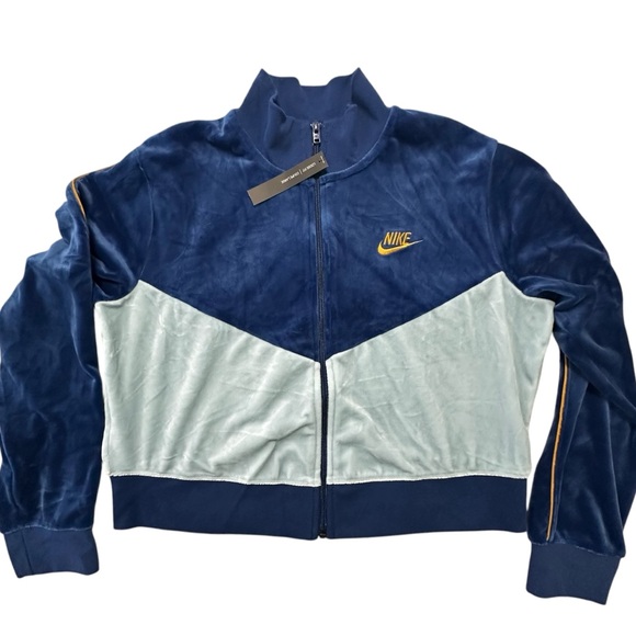Nike NWT Women’s Velvet Full Zip Cropped Sweatshirt Sz.L Athlesiure Sports - Picture 3 of 10